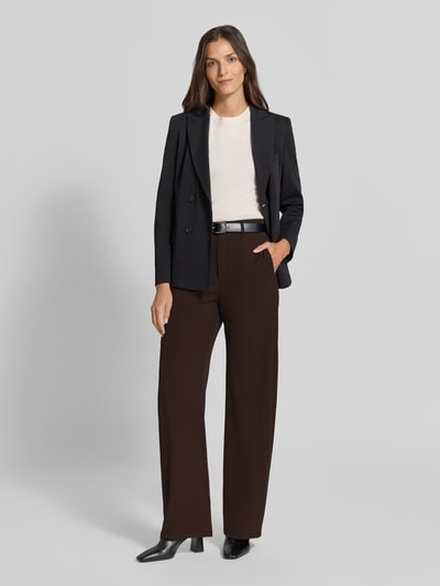Vrouwenmodel draagt Barrel Fit stoffen broek met viscose van DRYKORN, donkerbruin, elastische materiaalmix, knoop- en ritssluiting, steekzakken en strookzakken, bandwijdte maat 27/34: 37 cm, binnenbeenlengte 80 cm, full-body vooraanzicht.