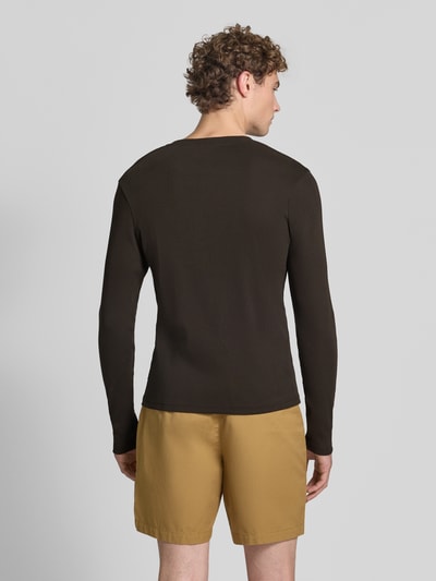 Męski model nosi bluzkę z długim rękawem Slim Fit Longsleeve aus reiner Baumwolle Model 'Enil' od DRYKORN, fakturowany wzór, okrągły dekolt, brązowa, Długość tyłu w rozmiarze M: 67 cm, Długość rękawów w rozmiarze M: 69 cm, widok całej sylwetki z tyłu