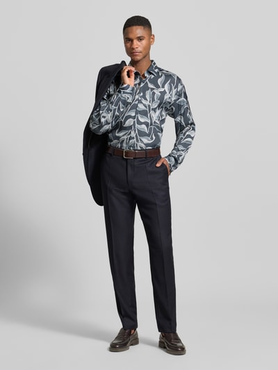 Männermodel trägt Loose Fit Business-Hemd aus Viskose Modell 'Matty' von JOOP! Collection mit Allover-Muster, Ganzkörperansicht von vorne.