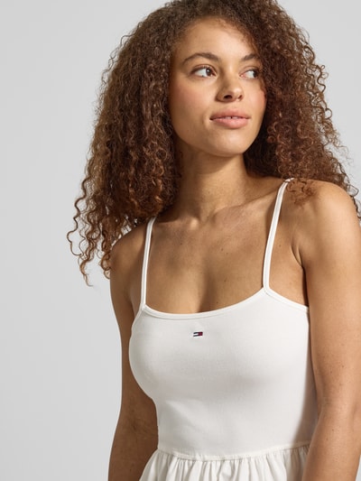Frauenmodel trägt Tailliertes Freizeitkleid aus reiner Baumwolle von Tommy Jeans in Optik: Unifarben mit Logo-Stitching, Nahaufnahme Oberkörper.