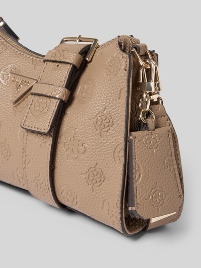 Produktfoto, Shoulder Bag in Leder-Optik Modell 'Cresidia' von Guess in Beige mit Strukturmuster, goldener Logo-Applikation und Reißverschluss.