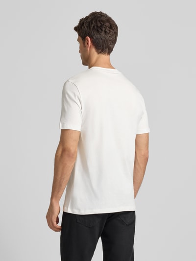 Männermodel trägt Regular Fit T-Shirt aus reiner Baumwolle Modell 'DUBROX' von HUGO, weiß, unifarben, Rückansicht, Ganzkörperansicht.
