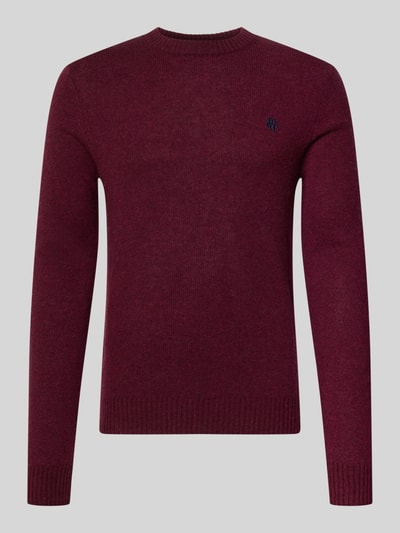 Produktfoto, bordeauxroter Slim Fit Strickpullover aus reiner Wolle mit Label-Stitching von MCNEAL, gerippte Abschlüsse, glatte Textur