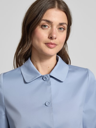 Frauenmodel trägt Blazer mit Knopfleiste und Kentkragen von Windsor in Hellblau, glatte Textur, Nahaufnahme Oberkörper, Straight Fit, Schlitz am Ärmel, Rückenlänge 48 cm, Brustweite 50 cm, Ärmellänge 55 cm.