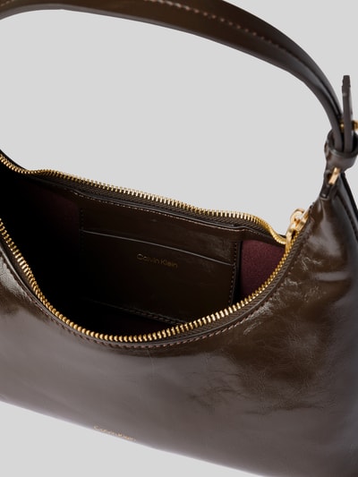 Produktfoto, Shopper mit Label-Detail von CK Calvin Klein in dunkelbrauner Glattleder-Optik mit goldfarbenem Reißverschluss und Innentasche, Damen Shopper von CK Calvin Klein