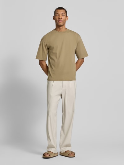 Mannenmodel draagt Relaxed Fit T-Shirt uit zuivere katoen van JAKE*S STUDIO MEN, ronde hals, korte mouw, beige, comfortabele stof, volledig lichaam vooraanzicht.