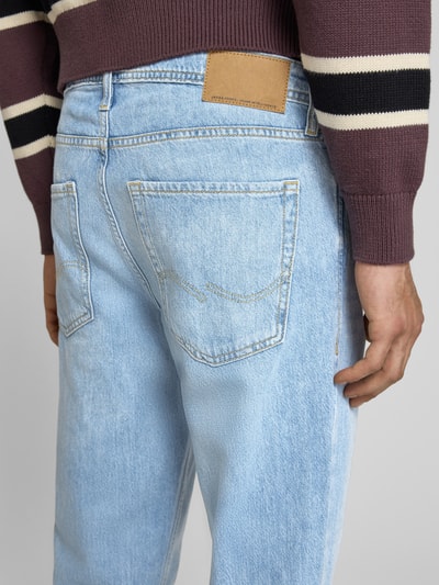 Männermodel trägt Regular Fit Jeans im Used-Look Modell 'CLARK' von Jack & Jones aus reiner Baumwolle mit Eingrifftaschen, Detailaufnahme Rückansicht.
