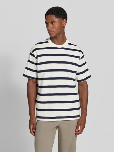 Männermodel trägt T-Shirt mit geripptem Rundhalsausschnitt von MCNEAL, Regular Fit, creme mit dunkelblauen Streifen, Nahaufnahme Oberkörper, Rückenlänge bei Größe L: 74 cm.