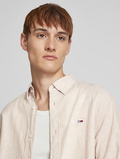 Tommy Jeans Regular Fit Freizeithemd aus Baumwoll-Leinen-Mix mit Button-Down-Kragen Beige 3