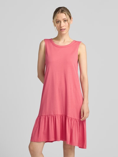 Frauenmodel trägt Relaxed Fit Freizeitkleid aus Baumwoll-Modal-Mix von s.Oliver RED LABEL in Hellrosa mit Rüschensaum, Ganzkörperansicht von vorne.