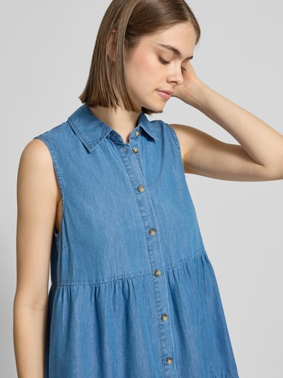 Frauenmodel trägt Ausgestelltes Jeanskleid aus Baumwoll-Lyocell-Mix Modell 'BEA SIESTA' von Only in Denim-Optik, ohne Ärmel, Knopfleiste, hochgeschlossen, Nahaufnahme Oberkörper.