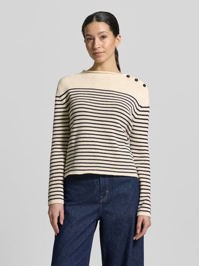 Frauenmodel trägt Regular Fit Strickpullover aus Baumwoll-Mix Modell 'QUADRO' von Weekend Max Mara, cremefarben mit blauen Streifen, Knopf-Applikation, Two Tone Design, langärmelig, Rundhalsausschnitt, Stricktextur, unifarben mit Streifenmuster, Ganzkörperansicht von vorne.