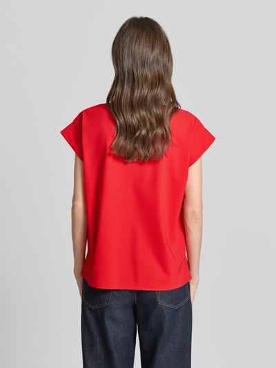 Frauenmodel trägt Damen T-Shirt mit Rundhalsausschnitt von Raffaello Rossi in Rot, Relaxed-Fit, Material-Mix mit Stretch-Anteil, Rückenlänge 59 cm bei Größe 36, Ganzkörperansicht Rückansicht.