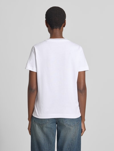 Vrouwenmodel draagt t-shirt uit puur katoen met logodetail van GUESS, getailleerde pasvorm, met pailletten, ronde hals, ruglengte maat S 58 cm, volledige lichaamsopname achteraan