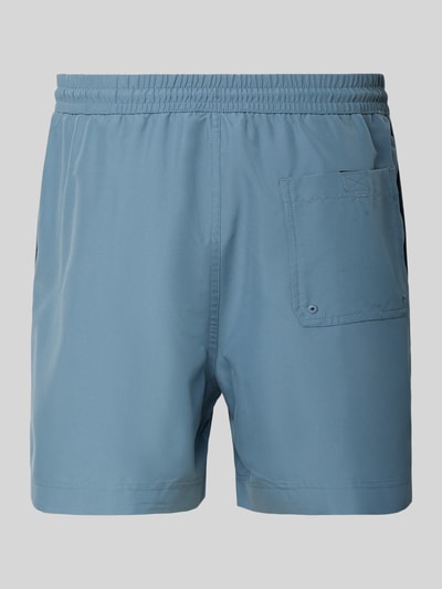 Produktfoto, hellblaue Regular Fit Badeshorts mit Logo-Stitching Modell 'Chase' von Carhartt Work In Progress, integrierter Slip, elastischer Bund mit Tunnelzug