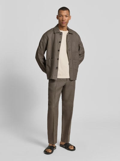 Mannelijk model draagt Regular Fit Anzughose aus reinem Leinen Modell 'BAIRD' van SELECTED HOMME, effen, met persvouwen, knoop-, rits- en riemlussen, zij- en achterzakken, gemaakt van puur linnen; volledig frontaal lichaamsoverzicht.