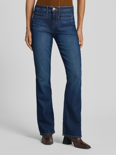 Kobiece model prezentuje niebieskie jeansy bootcut z bawełnianej mieszanki, Bootcut-Jeans aus Baumwoll-Mix Modell 'SHAKIRA' od Brax, damskie jeansy bootcut, pełen widok z przodu.