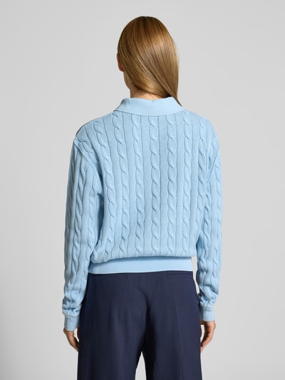 Frauenmodel trägt Regular Fit Pullover mit Polokragen von Polo Ralph Lauren in Hellblau, Zopf-Strickmuster, reine Baumwolle, Ganzkörperansicht Rückansicht.