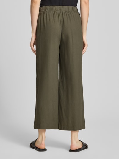 Frauenmodel trägt Weite Hose aus Viskose-Leinen-Mix Modell 'GOA' von Only, Optik: Unifarben, Ganzkörperansicht Rückansicht.