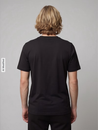 Männermodel trägt Regular Fit T-Shirt aus reiner Baumwolle von PUMA in Schwarz, glatte Textur, Ganzkörperansicht Rückansicht, KI-modifiziertes Bild.