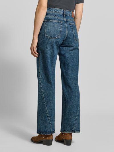 Vrouwenmodel draagt Relaxed Fit Jeans uit pure katoen van Anine Bing, blauw, 5-pocket design, sierstiksels, volledig zicht van achteren.