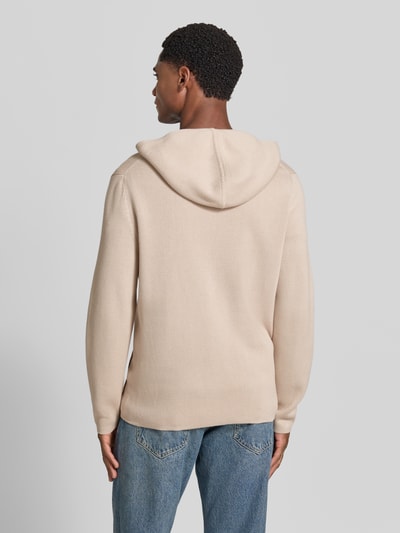 Męski model nosi Regular Fit Pullover aus reiner Baumwolle von Marc O'Polo w kolorze beżowym, gładka tekstura, widok całej sylwetki od tyłu.