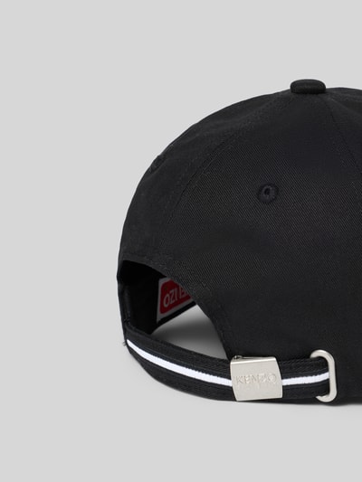 Produktfoto, Basecap aus reiner Baumwolle von Kenzo mit verstärktem Schirm, Label-Patch, verstellbarem Riegel und Belüftungslöchern, schwarze glatte Oberfläche, Metallschließe, Akzentstreifen