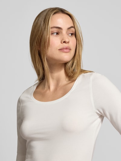 Frauenmodel trägt T-Shirt mit Stretch-Anteil Modell 'Serta' von Opus in Weiß, Baumwoll-Elasthan-Mix, körpernahe Passform, Halbarm, U-Ausschnitt, Rückenlänge bei Größe 36: 58 cm, Nahaufnahme Oberkörper.