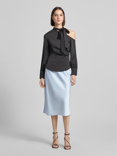 Vrouwenmodel draagt Midirock aus Satin mit Seitenschlitzen van Calvin Klein Womenswear in lichtblauw satijn, recht model, elastische band, zijsplitten, bandwijdte maat S 41 cm, totale lengte maat S 76 cm, Ganzkörperansicht van voren.