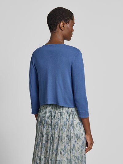 Frauenmodel trägt Bolero aus Viskose-Mix mit 3/4-Arm von Vera Mont, Regular-Fit, offene Front, Rückenlänge 41 cm, Ganzkörperansicht Rückansicht.