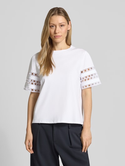Frauenmodel trägt Damen T-Shirt mit 1/2-Arm Modell 'APE' von EMME aus reiner Baumwolle, taillierte Passform, Rundhalsausschnitt, Spitzenbesatz, Ganzkörperansicht von vorne.