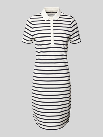 Produktfoto, Knielanges Polokleid mit kurzer Knopfleiste von Gant, weiß mit dunkelblauen Streifen, Baumwoll-Mix mit Stretch, körpernaher Schnitt, Polokragen, knielang, kurze Knopfleiste, neutrale Textur.
