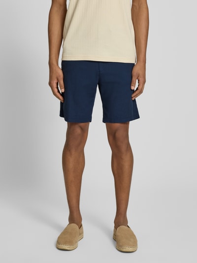 Männermodel trägt Regular Fit Chinoshorts aus Baumwoll-Leinen-Mix Modell 'BRODY' von SELECTED HOMME, unifarben, Ganzkörperansicht von vorne.