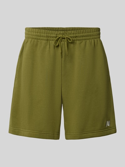 Produktfoto, olivgrüne Sweatshorts aus Baumwoll-Mix Modell 'FRENCH' von New Balance, gerade Passform, elastischer Bund mit Tunnelzug, Gesäßtasche, Logo-Prägung, Kontext: Herren Sweatshorts aus Baumwoll-Mix, Bundweite 40 cm, Innenbeinlänge 17 cm.