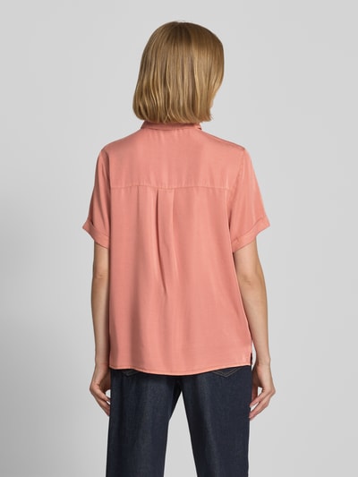 Frauenmodel trägt Regular Fit Bluse aus Viskose-Mix von Jake*s Casual in Rosa mit Hemdblusenkragen und Aufschlag, Ganzkörperansicht Rückansicht.
