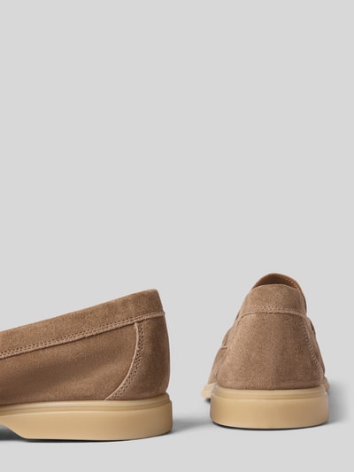 Produktfoto, Loafers mit glatter Sohle Modell 'Velluto' von JOOP! SHOES, brązowy zamsz, zaokrąglony krój, ozdobny detal, wysokość obcasa 3 cm, wysokość cholewki 7 cm, szerokość w rozmiarze 44: 6 cm
