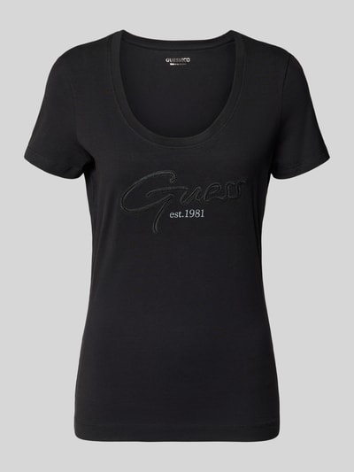 Produktfoto, schwarzes T-Shirt mit U-Ausschnitt Modell 'SCRIPT' von Guess, körpernaher Schnitt, Baumwoll-Elasthan-Mix, Label-Stitching