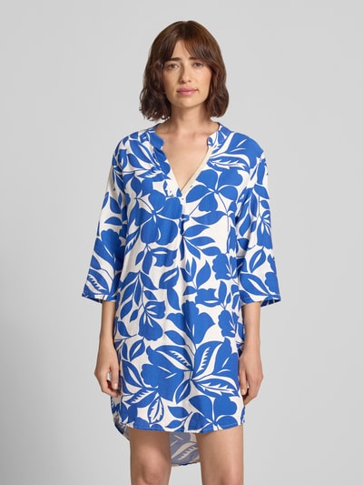 Frauenmodel trägt Minikleid aus Viskose-Mix mit verlängertem Rücken von ZABAIONE, blau-weiß gemustert, locker geschnitten, Ganzkörperansicht von vorne.