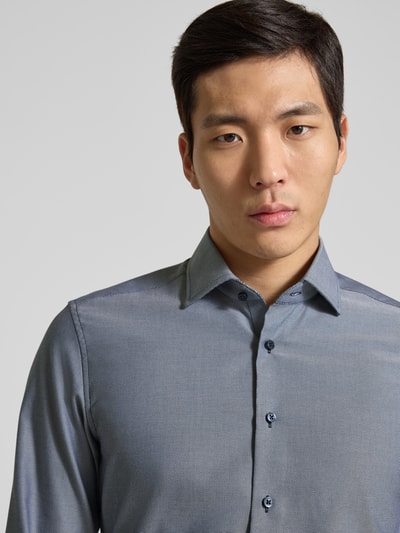 Mannelijk model draagt Slim Fit Business-Hemd met Kentkraag van ETERNA in grijsblauw, puur katoen, knoopsluiting, lange mouwen, sportmanchet, ruglengte 80 cm, schouderbreedte 45 cm, mouwlengte 67 cm, nahaufnahme bovenlichaam.