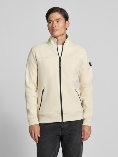 Männermodel trägt Sweatjacke mit Label-Patches und Stehkragen von PME Legend in Beige, Reißverschlusstaschen, Ganzkörperansicht von vorne, Baumwollemix mit Stretch, Straight Fit
