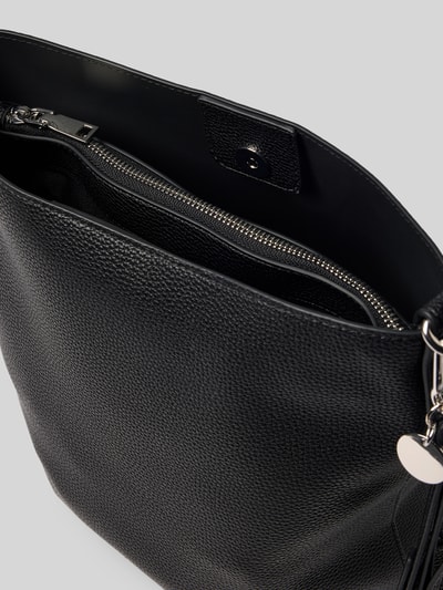 Productfoto, zwarte Hobo Bag met logo-reliëf model 'LOHJA' van Seidenfelt, magnetische sluiting, verstelbare schouderriem, binnenvak met rits, hanger met logo-detail, afmetingen 30x29x13 cm, schouderriemlengte 84 cm, korrelige leerstructuur