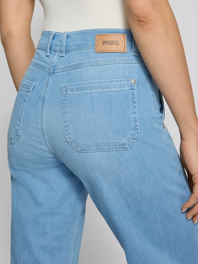 Vrouwenmodel draagt Straight Fit Hose met opgestikte zakken Modell 'Liz Urban' van Angels, lichtblauw, katoenmix, detailopname achterkant.