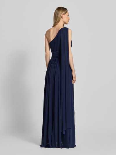 Frauenmodel trägt Maxikleid im One-Shoulder-Look mit Taillenband von TROYDEN COLLECTION aus dunkelblauem Chiffon, Drapierungen, Rückenlänge bei Größe 36: 155 cm, Brustweite bei Größe 36: 36 cm, taillierter Schnitt, Ganzkörperansicht Rückansicht.