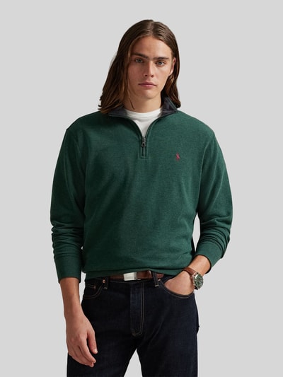 Männermodel trägt Regular Fit Sweatshirt aus Baumwoll-Mix von Polo Ralph Lauren in Dunkelgrün, glatte Struktur, Nahaufnahme Oberkörper. Herren Sweatshirt von Polo Ralph Lauren