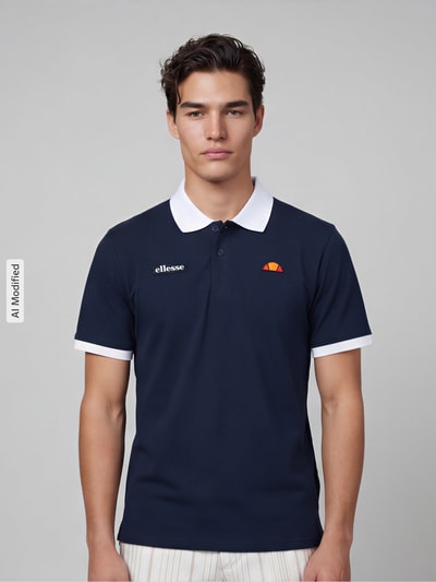 Männermodel trägt Regular Fit Poloshirt mit Label-Stitchings von ellesse, reine Baumwolle, dunkles Blau, Knopfleiste, Ganzkörperansicht von vorne.