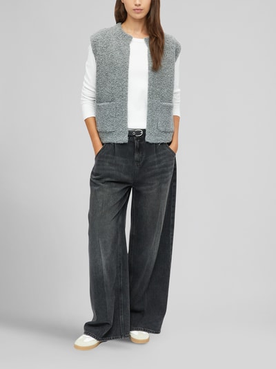 Kobiece model prezentuje Regular Fit Strickweste mit Woll-Anteil od s.Oliver RED LABEL, szarość, proste linie, dzianinowa tekstura, Ganzkörperansicht von vorne.