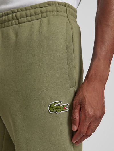 Lacoste Spodnie dresowe z naszywką z logo Oliwkowy 3