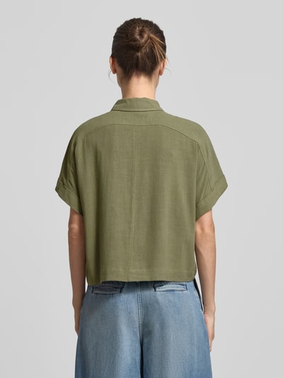 Frauenmodel trägt Regular Fit Bluse aus Viskose-Leinen-Mix Modell 'VIVA' von Selected Femme in Olivgrün, Flammgarn, Ganzkörperansicht Rückansicht.