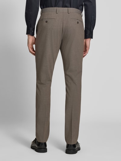 Männermodel trägt Slim Fit pantalon met wol model 'ULTIMATE' van s.Oliver BLACK LABEL in bruin, Ganzkörperansicht Rückansicht.