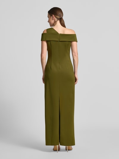 Vrouwenmodel draagt Maxikleid met Raffungen van Adrianna Papell in olijfgroen, nauwsluitend, elastische materiaalmix, asymmetrisch off-shoulder-design, ruglengte maat 36: 130 cm, borstwijdte maat 36: 42 cm, detailrijke textuur, effen kleur, nauwsluitende pasvorm, helemaal van achteren